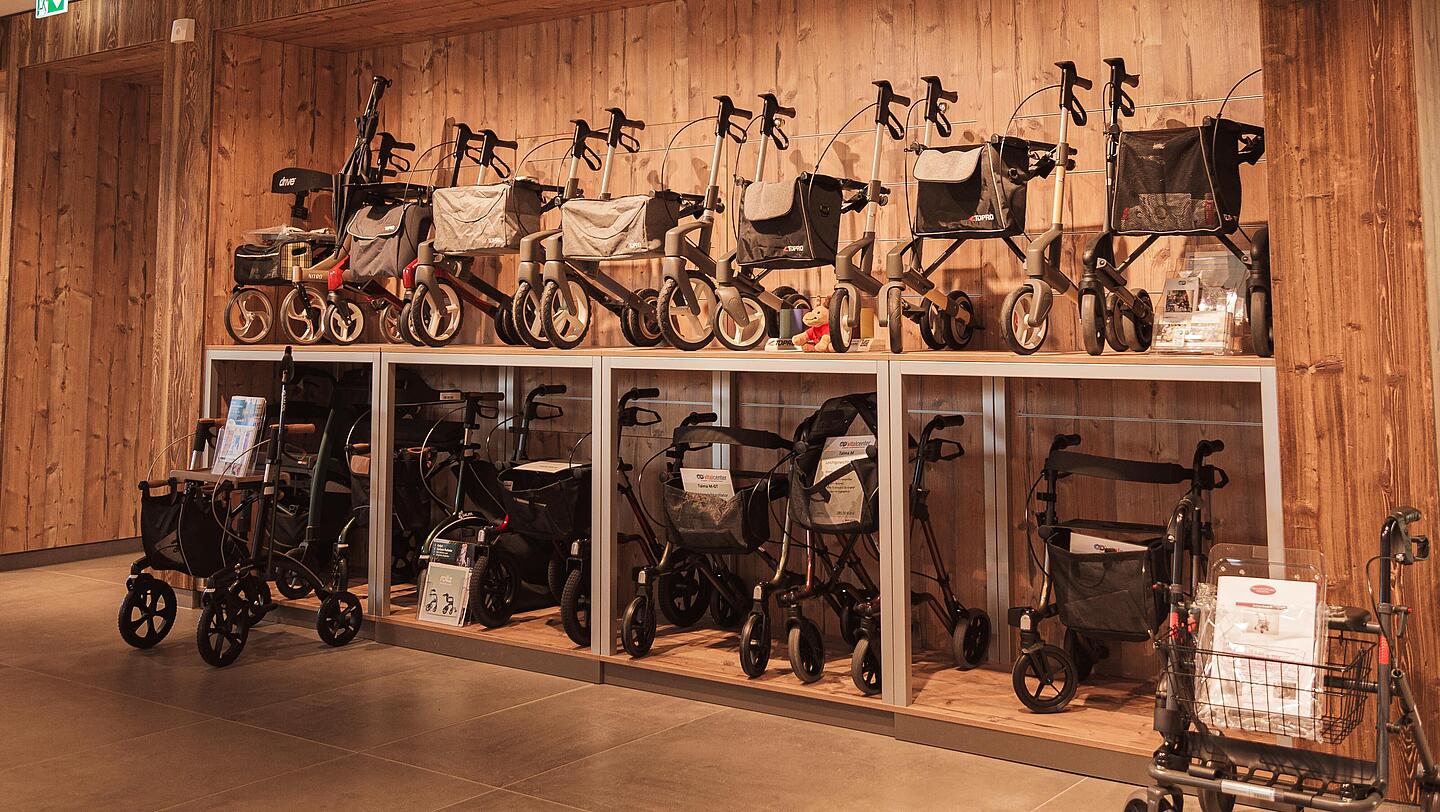 Ausstellung von Rollatoren mehrere Rollatoren an einer Wand in der Ausstellung zum Anschauen und Testen