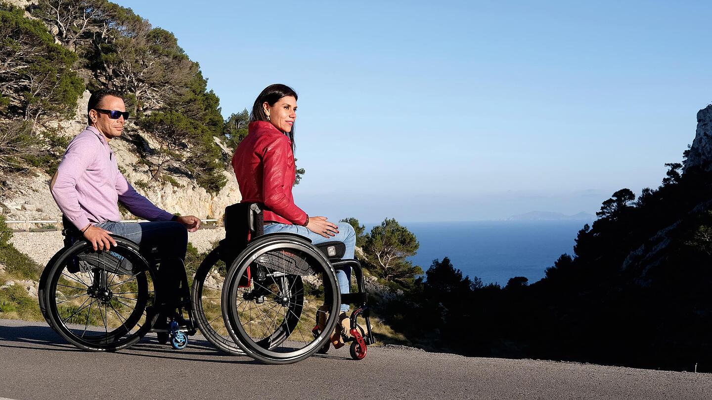 Pärchen im Rollstuhl, Bildquelle: 2025, Sunrise Medical GmbH, Malsch/HD Pärchen im Rollstuhl blicken Straße entlang, Bildquelle: 2025, Sunrise Medical GmbH, Malsch/HD