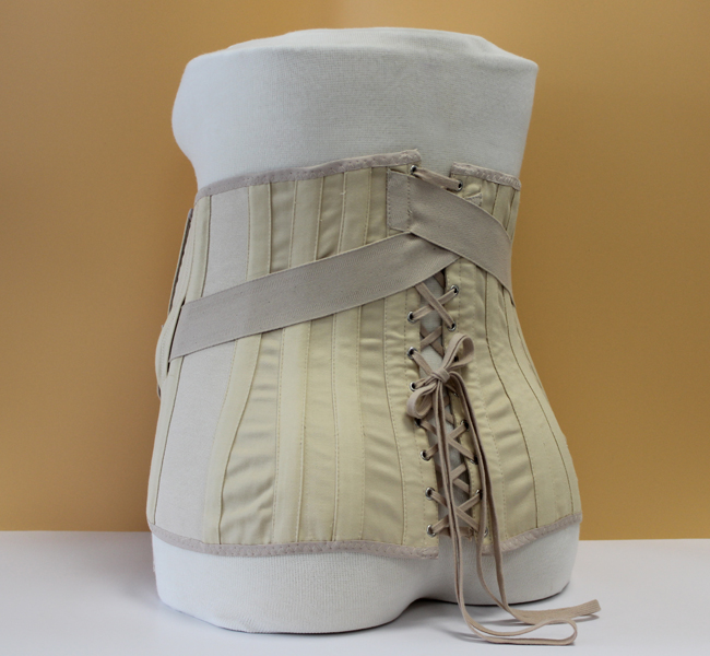 Rückenansicht mit Schnürung einer Leibbinde Rückenansicht mit Schnürung einer Leibbinde zur Korrektur des Körperschwerpunktes