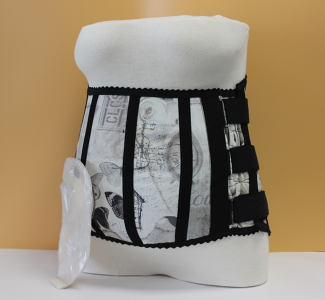 Vorderansicht einer Leibbinde mit Stoma-Aussparung Vorderansicht einer Leibbinde mit seitlicher Aussparung zur Anbringung einer Stomaanlage