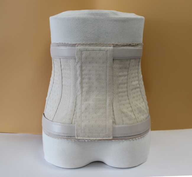 Rückenansicht eines Überbrückungsmieders Rückenansicht eines Überbrückungsmieders zur Fixierung des Rumpfes durch eine H-Rahmenkonstruktion